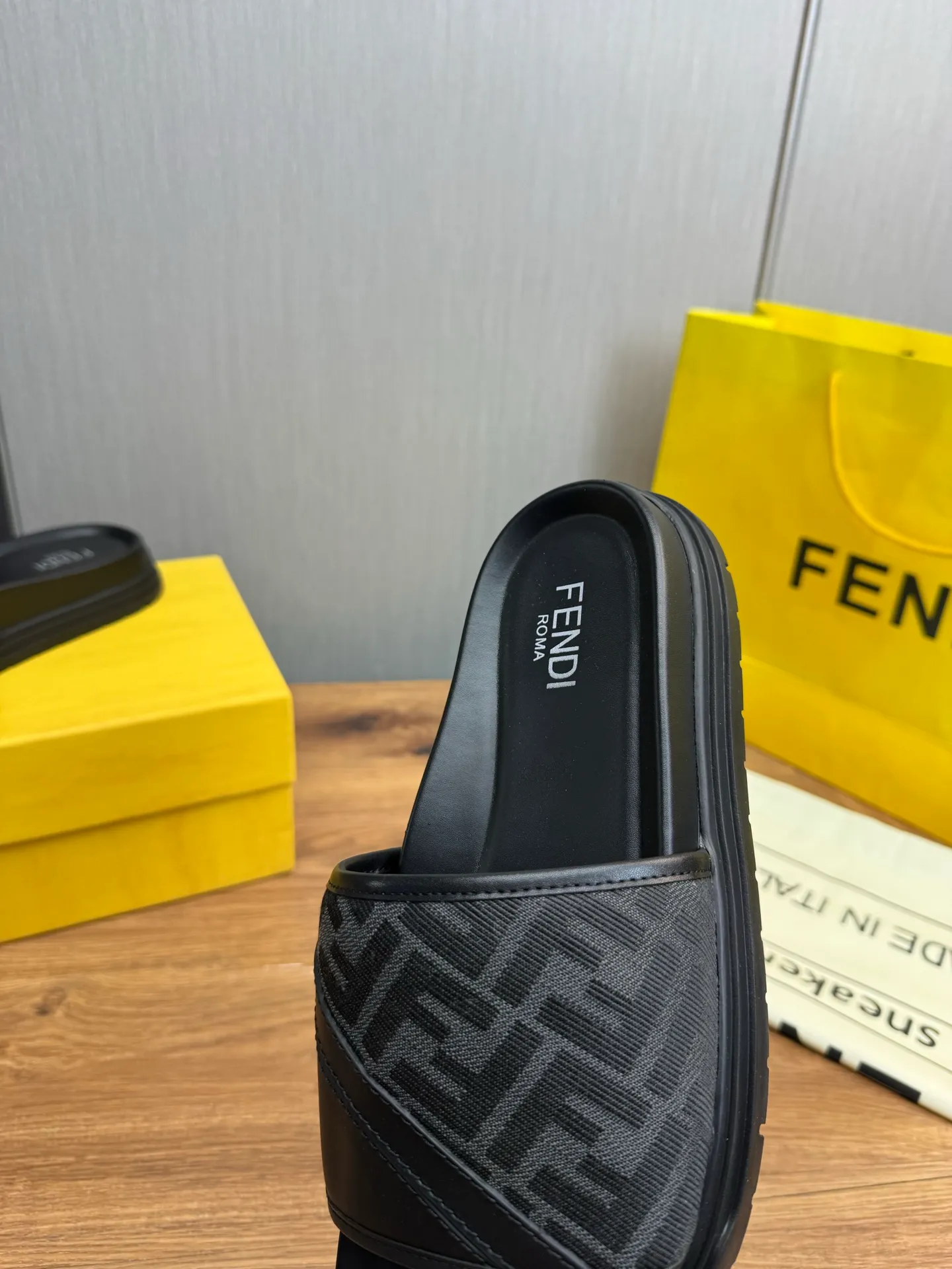 Men's shoes 💰400💰 Fendi men's slippers, made one to one on the FENDI official website, sizes 38-45 45 46 🉑️Customized!
